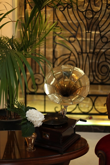 phoenicia hotel malta wedding 1930s art deco gramophone hydrangeas